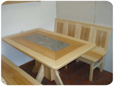 Tisch und Bank in Esche
