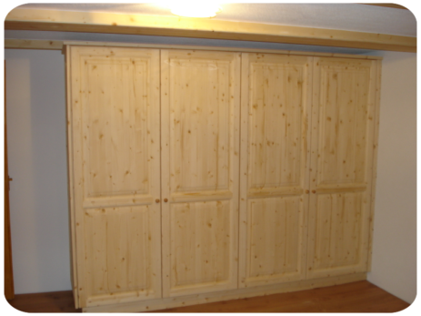 Kleiderschrank in Fichte astig