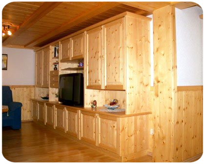Wohnzimmerschrank in Fichte astig