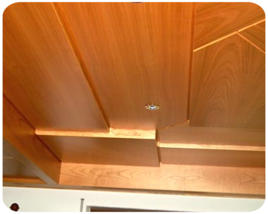 Zimmerdecke in Kirschbaum-Detailansicht