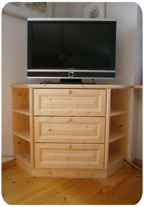 Fernseh-Eckschrank in Fichte